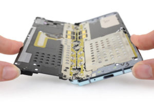Специалисты iFixit объяснили, почему поломался дисплей Galaxy Fold