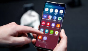 Как решить проблему со случайными касаниями краев дисплея в Galaxy S10, S10+ и других моделях
