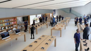 Подозреваемый в ограблении Apple Store потребовал от компании 1 миллиард долларов
