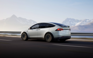 Опубликовано сравнение автономности  двух электрокаров Tesla. Результаты помогут вам выжить