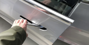 Илон Маск рассказал, чем нужно брызгать на замерзшую ручку Tesla. И ведь помогает!
