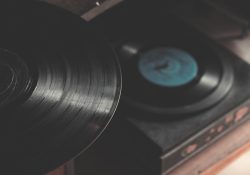 Винил жив: пластинки обошли по продажам компакт диски
