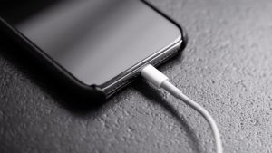 Девушка в Красноярском крае погибла от зарядного устройства смартфона