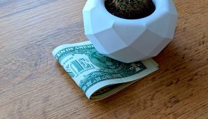 Почему курс рубля падает? Кому это выгодно? Ждать ли 150 рублей за доллар? Разбираемся