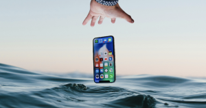 Apple разрушила главный миф об iPhone, который упал в воду