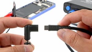 Специалисты iFixit разработали уникальный инструмент для замены батареи в iPhone 16