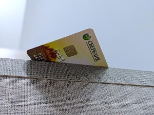 Российские банковские карты постигла серьезная проблема. Владельцам придется их менять?