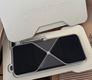 Необычный брак: GeForce RTX 5080 FE с кулером от RTX 5090 — проблемы контроля качества у Nvidia?