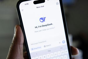 DeepSeek столкнулась с проблемами из-за популярности: ограничения на доступ к ИИ-моделям