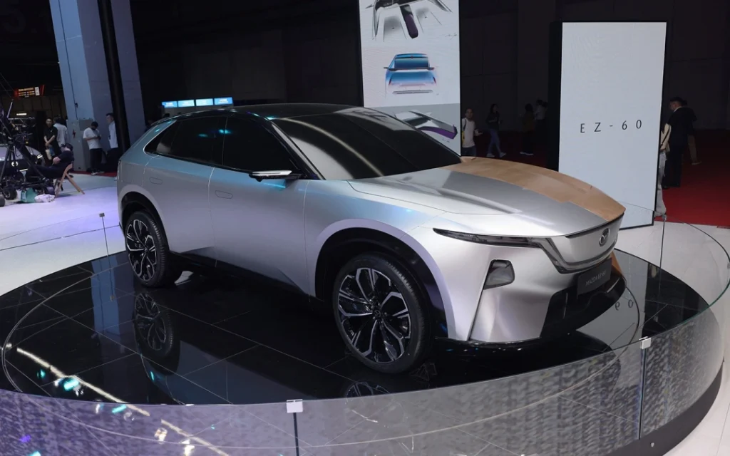 Запас хода — 1300 км. Кроссовер Mazda EZ-60 дебютировал в Шанхае