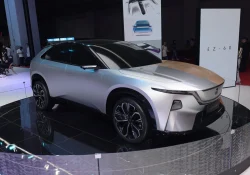 Запас хода — 1300 км. Кроссовер Mazda EZ-60 дебютировал в Шанхае