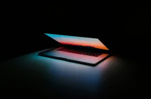 Apple анонсирует MacBook с сенсорным экраном: чего ожидать в будущем?