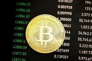 Биткойн вновь обесценился: причины и последствия падения