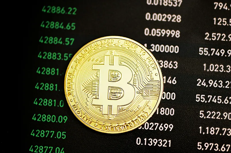 Биткойн вновь обесценился: причины и последствия падения