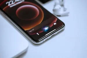 Apple выбирает Google вместо Claude: причины и последствия